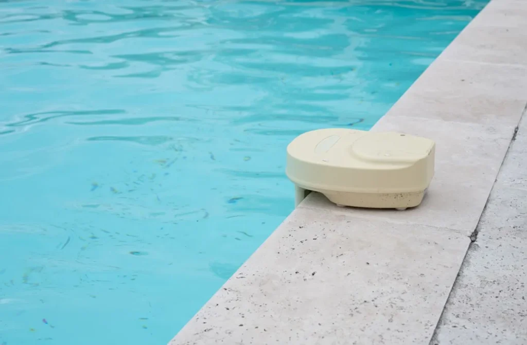 Alarme de piscine par détection d'immersion posée sur la margelle