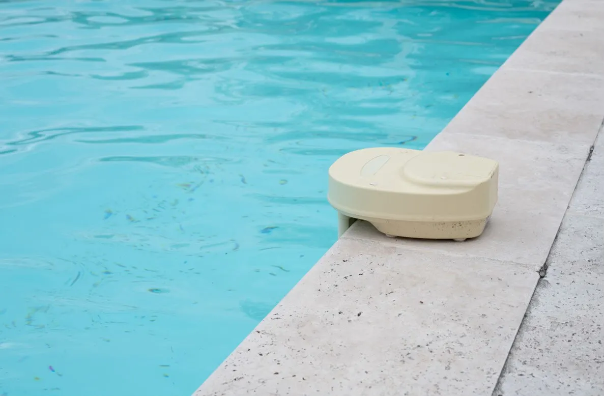 Alarme de piscine par détection d'immersion posée sur la margelle