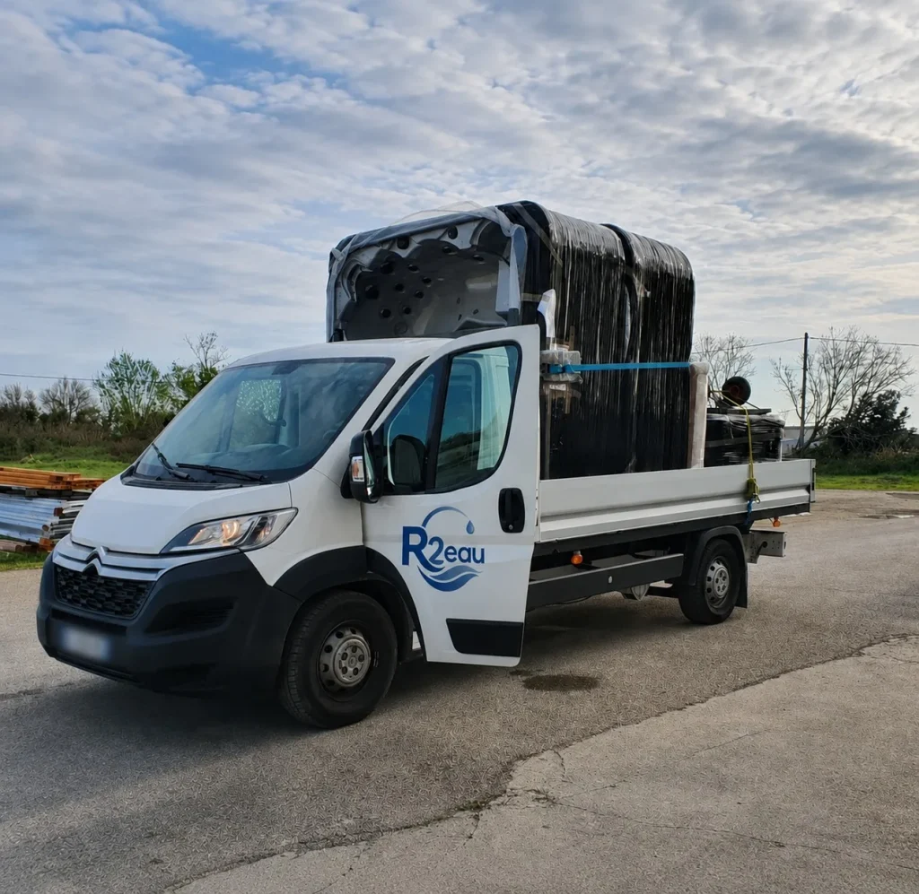 Camion R2eau transportant un spa vers un chantier en Île-de-France