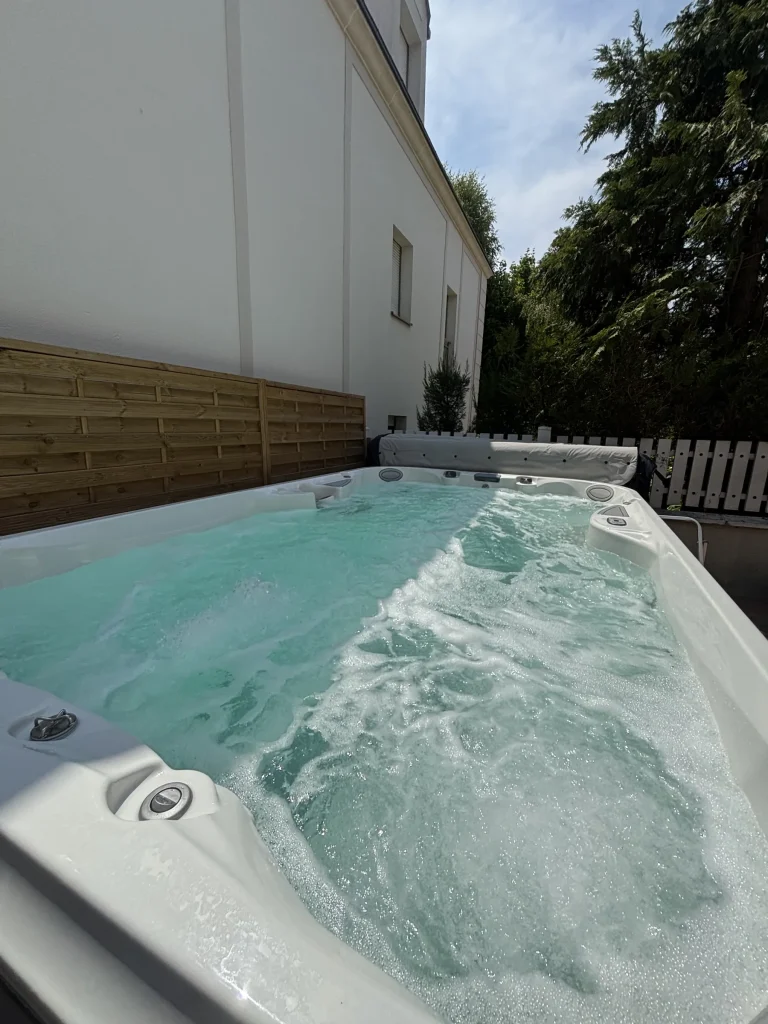 Spa de nage sur terrasse bois, eau claire