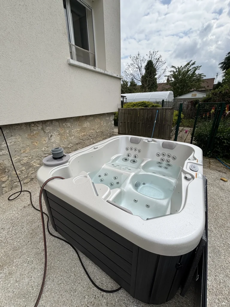 Spa extérieur entretenu par R2eau devant une maison en Île-de-France