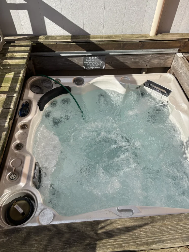 Spa avec jets en marche et eau claire après entretien R2eau