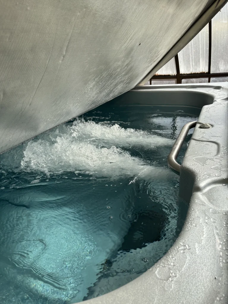 Spa avec jets et cascade d'eau claire après entretien