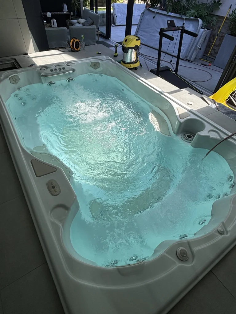 Spa à l'eau claire sur terrasse en bois, entretenu par R2eau