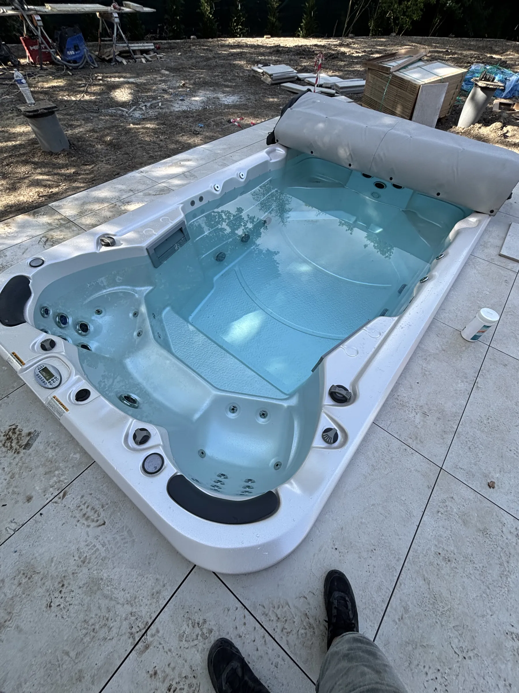 Technicien R2eau en mise en service d'un spa