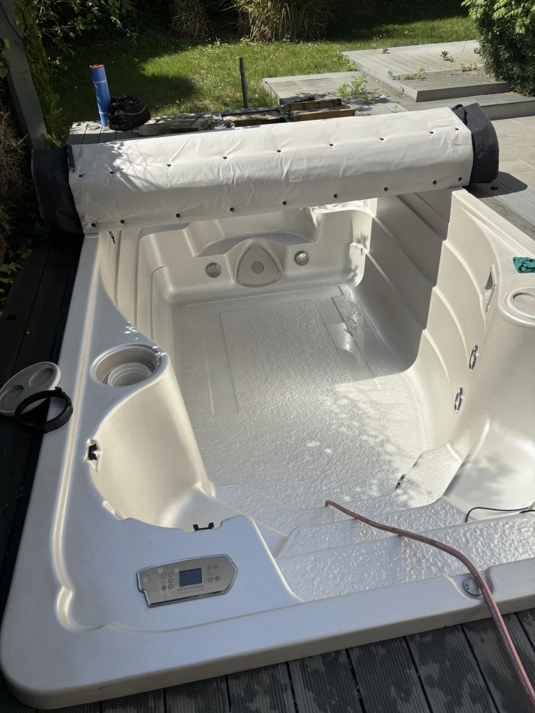Spa extérieur sur terrasse dans un jardin en Île-de-France