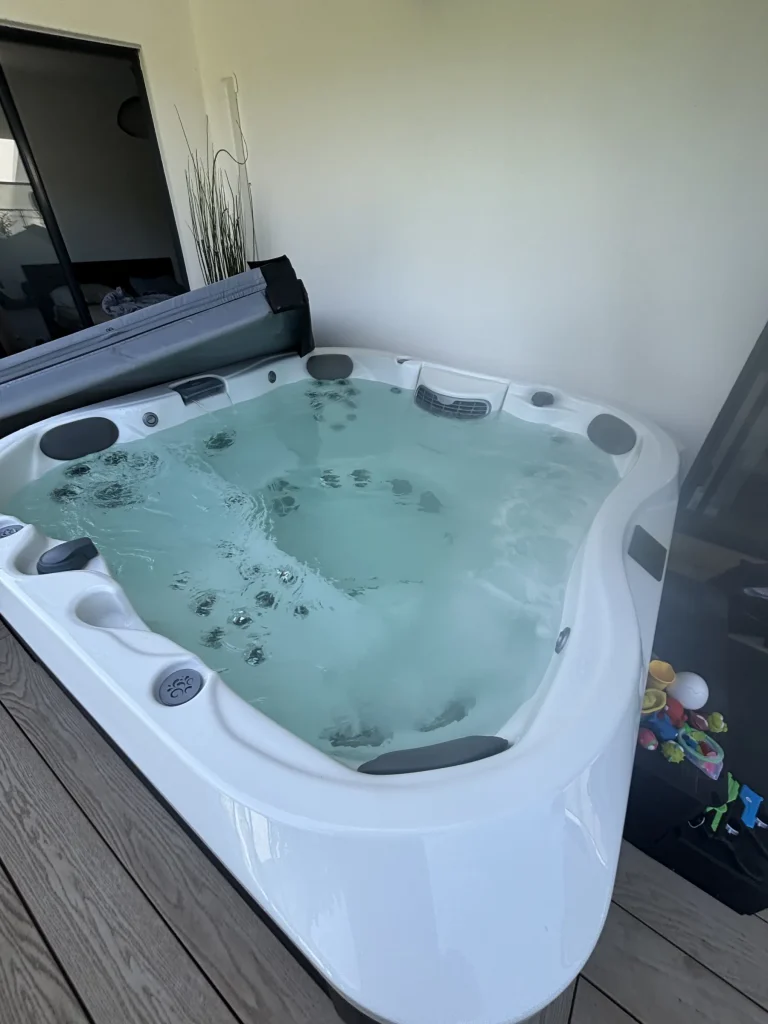 Spa d'angle intérieur avec jets et eau claire