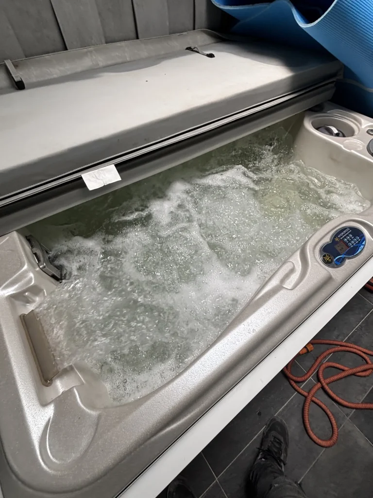 Spa de nage en entretien avec sa bâche de protection