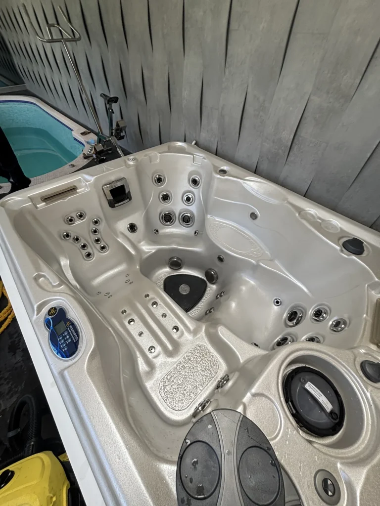 Panneau de commande et équipements techniques d'un spa