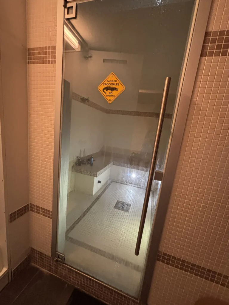 Cabine de hammam avec porte vitrée