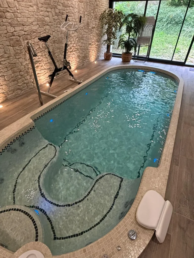 Piscine de nage intérieure haut de gamme avec vélo aquatique et verrière