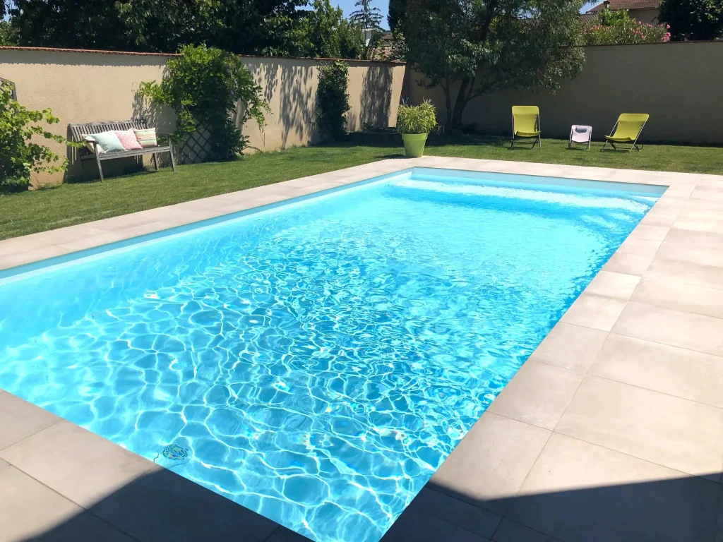 Piscine de jardin à l'eau cristalline après entretien