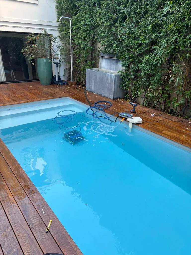 Robot nettoyeur mis en service par R2eau dans une piscine de cour urbaine