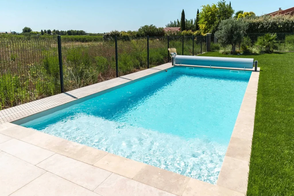 Piscine rectangulaire équipée d'un volet roulant de sécurité
