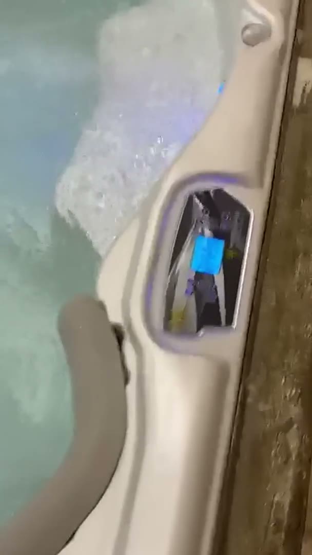 Diffuseur de brome flottant dans un spa suivi par R2eau, eau désinfectée