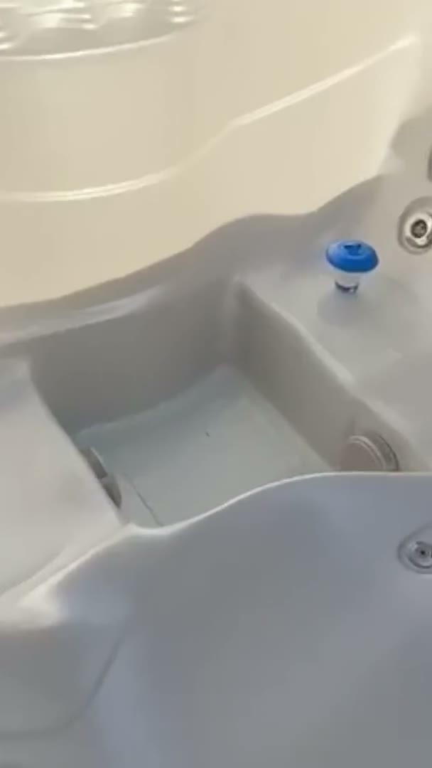 Spa entretenu par R2eau dans un jardin, eau claire — ambiance bien-être