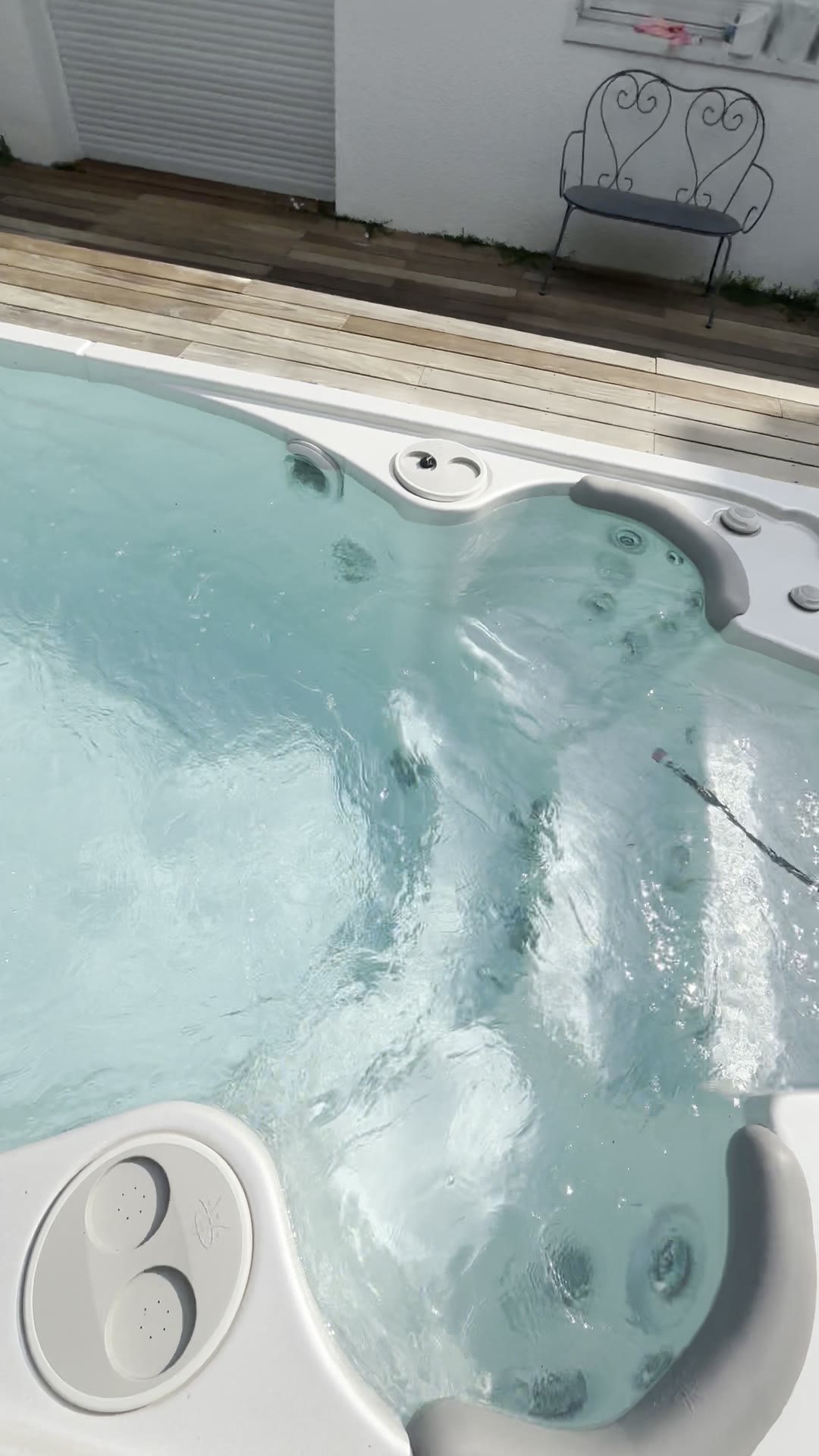 Spa de nage R2eau, jets en marche et eau turquoise