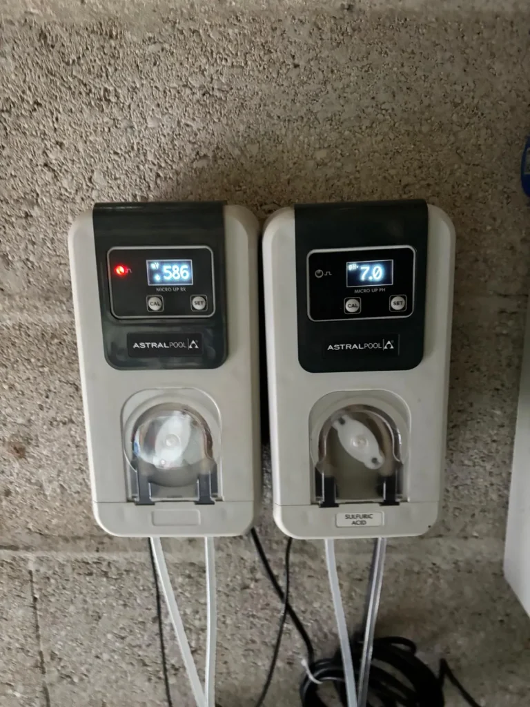 Station de régulation automatique AstralPool pH et Redox sur une installation suivie par R2eau