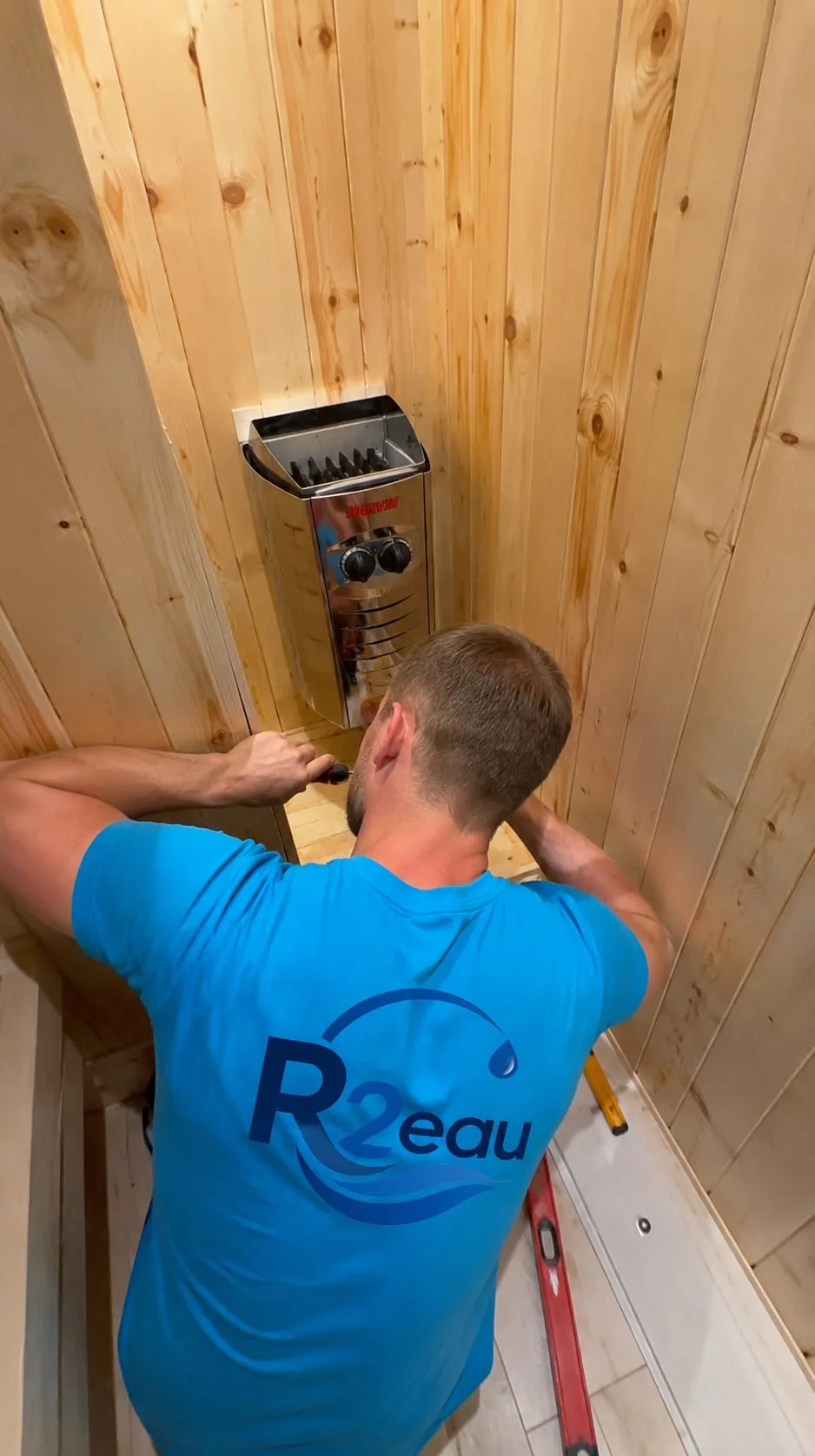 Robin, technicien R2eau, en intervention sur un sauna