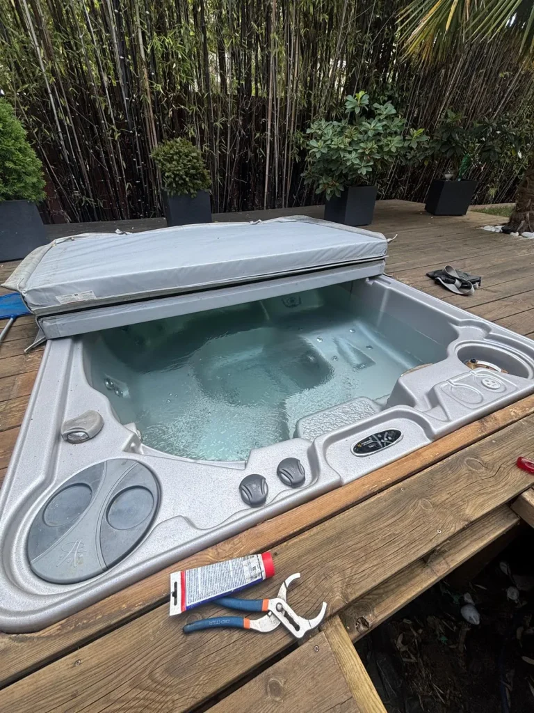 Spa en cours d'entretien par R2eau, volet de couverture ouvert