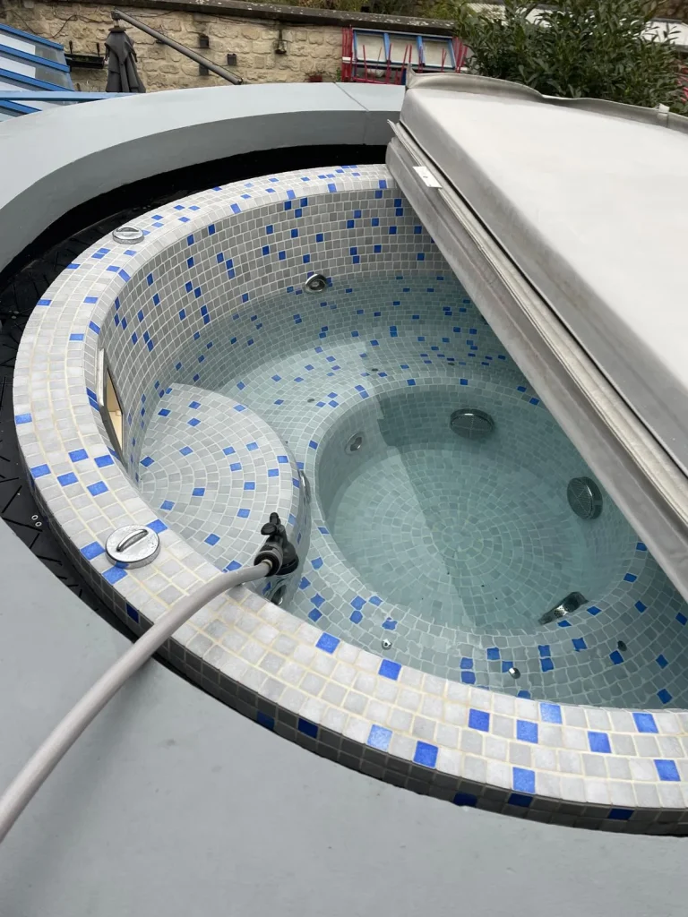 Spa rond en mosaïque en cours d'entretien par R2eau