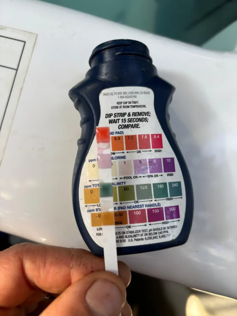 Test de l'eau de piscine à la bandelette : pH, chlore et alcalinité