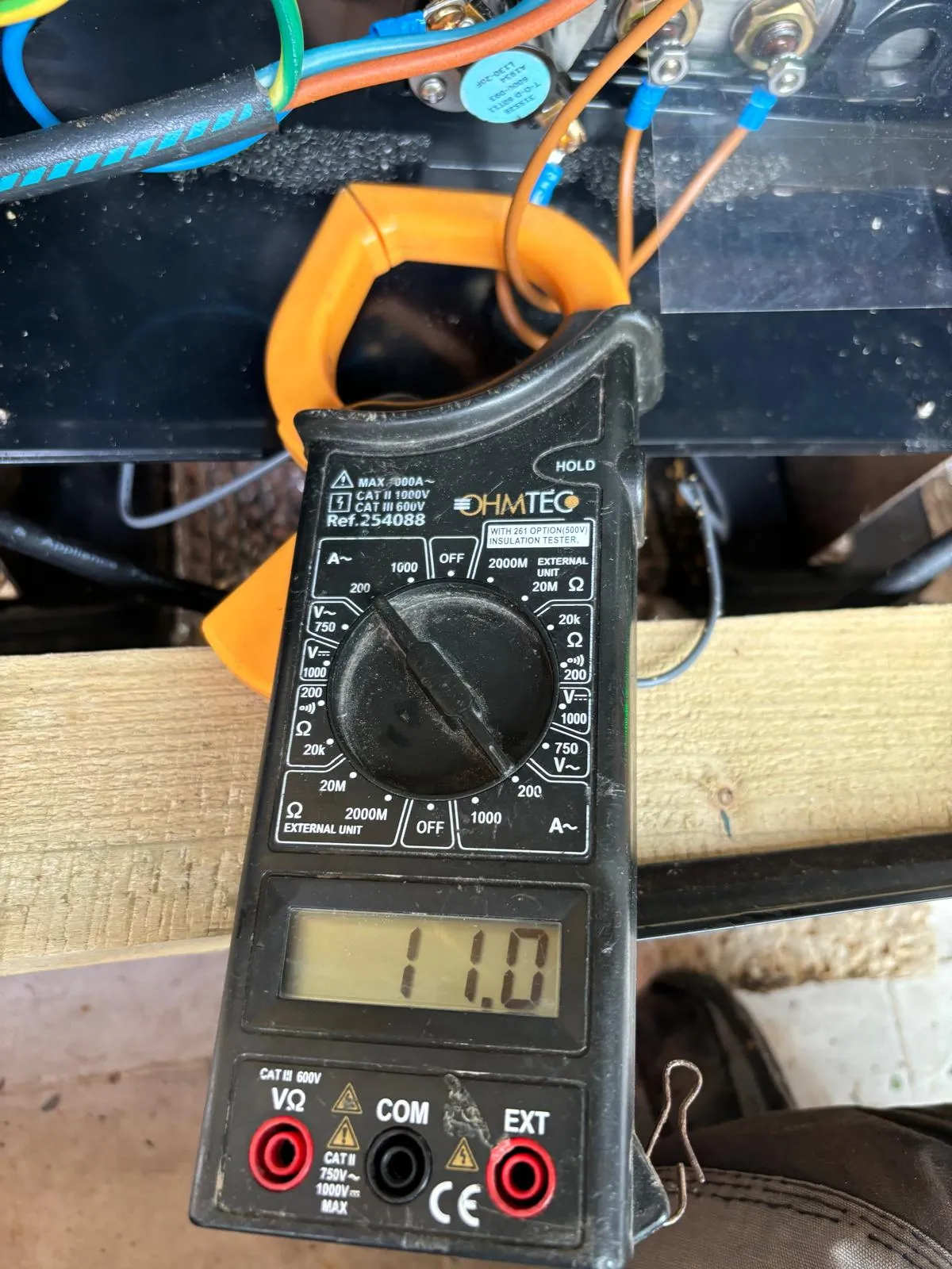 Contrôle électrique au multimètre sur l'installation d'un spa